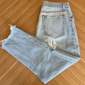 Abercrombie & Fitch High Rise Mom Jean, light wash